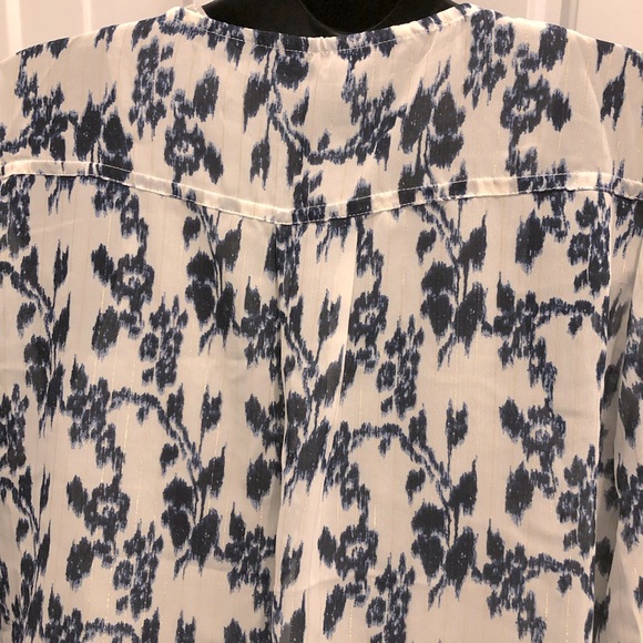 💖 NWOT BKE Boutique top! Semi-sheer white fabric w/ navy floral & gold stripes - Picture 8 of 12